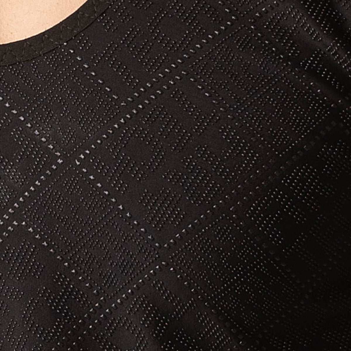 Nahaufnahme des schwarzen Gewebes eines MMK Tech Shirts.