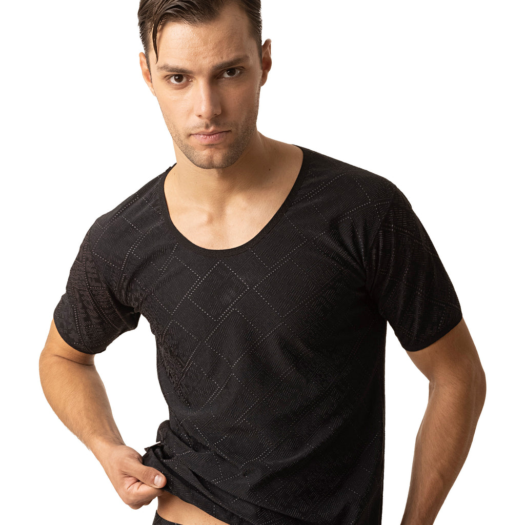 MMK Tech Shirt kurzarm in Schwarz – am Modell getragen