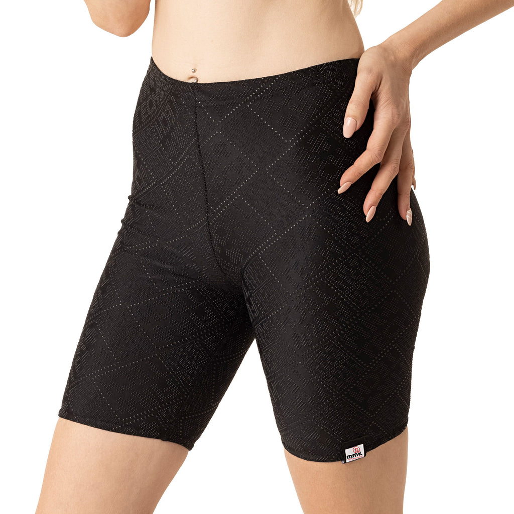 MMK Tech Leggings kurz 2/4 in Schwarz – am Modell getragen