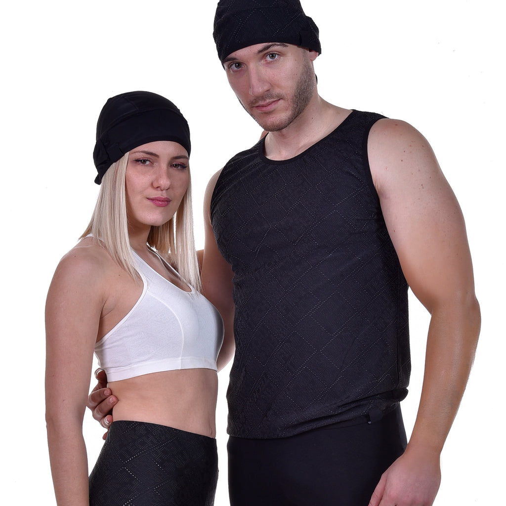 MMK Tech Shirt ärmellos in Schwarz – am Modell getragen