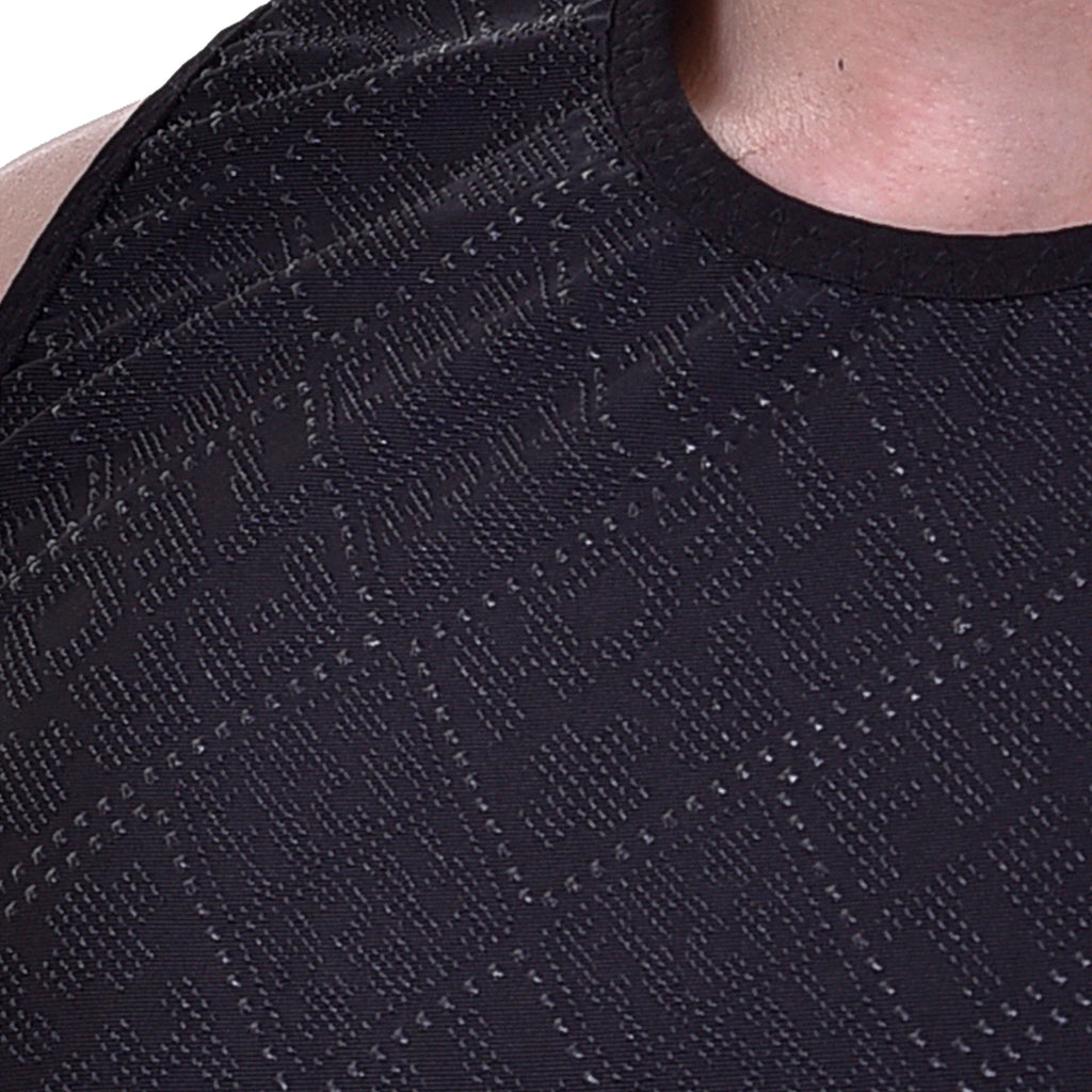 MMK Tech Shirt ärmellos – Detailaufnahme des Gewebes